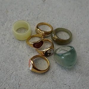 SNEAKPEAK PÅ SOMMARKOLLEKTION - Lanseras på fredag❤️‍🔥 Guldringarna är pläterade med 18k guld och alla ringar är i storlek 7!                                          Guldringarna kommer kosta 99kr styck, de övriga för endast 69(!!)kr.                                                                                   Save the date😉 