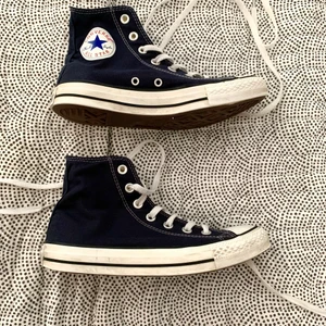 Mörkblå Concerse - Säljer mina mörkblå converse i stl 38! De är i fint skick men syns de använts! ⚡️Frakten kostar 68kr och de står köparen för, kan ev lämna av paketet om du bor i i södra/västra skåne