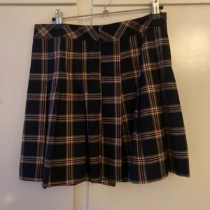 Kjol - Jättegullig kjol med luftigt material, aldrig kommit till användning! (PSA möts bara upp)