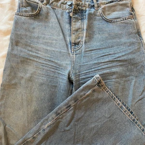 Jeans - Blåa vida jeans från bikbok i storlek 29. Jag är 160 och byxorna går över fötterna på mig. Säljer pga att dom är för stora 