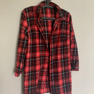 Mysig skjorta/ klänning ❤️‍🔥 - Mysig skjorta i lite längre modell! Kan också användas som klänning. Stl 36