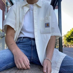 Oversize Carhartt skjorta, Strl L  - Jag köpte denna fina ljusgula/äggvita skjortan för något år sedan, jag har dock använt den mycket mindre än vad jag trodde jag skulle göra, ca 2-3 gånger bara så skjortan är i gott skick! Jag är 171 cm lång och skjortan är lite längre