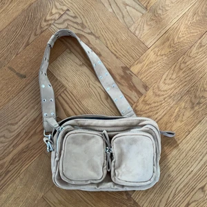 Väska - Beige mockaväska från Gina tricot. Extraband tillhör! Använd några fåtal gånger så i väldigt fint skick! 