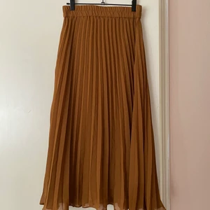 Plisserad kjol - En plisserad kjol från Monki som tyvärr inte använts så mycket. Storlek S. Mycket gott skick, använd ett fåtal gånger. Material: 100% polyester. Kjolen slutar mitt på vaden! Jättefint fall och stretchig midja. Priset är 150 kr. Kan antingen mötas upp i Stockholm eller frakta🌿