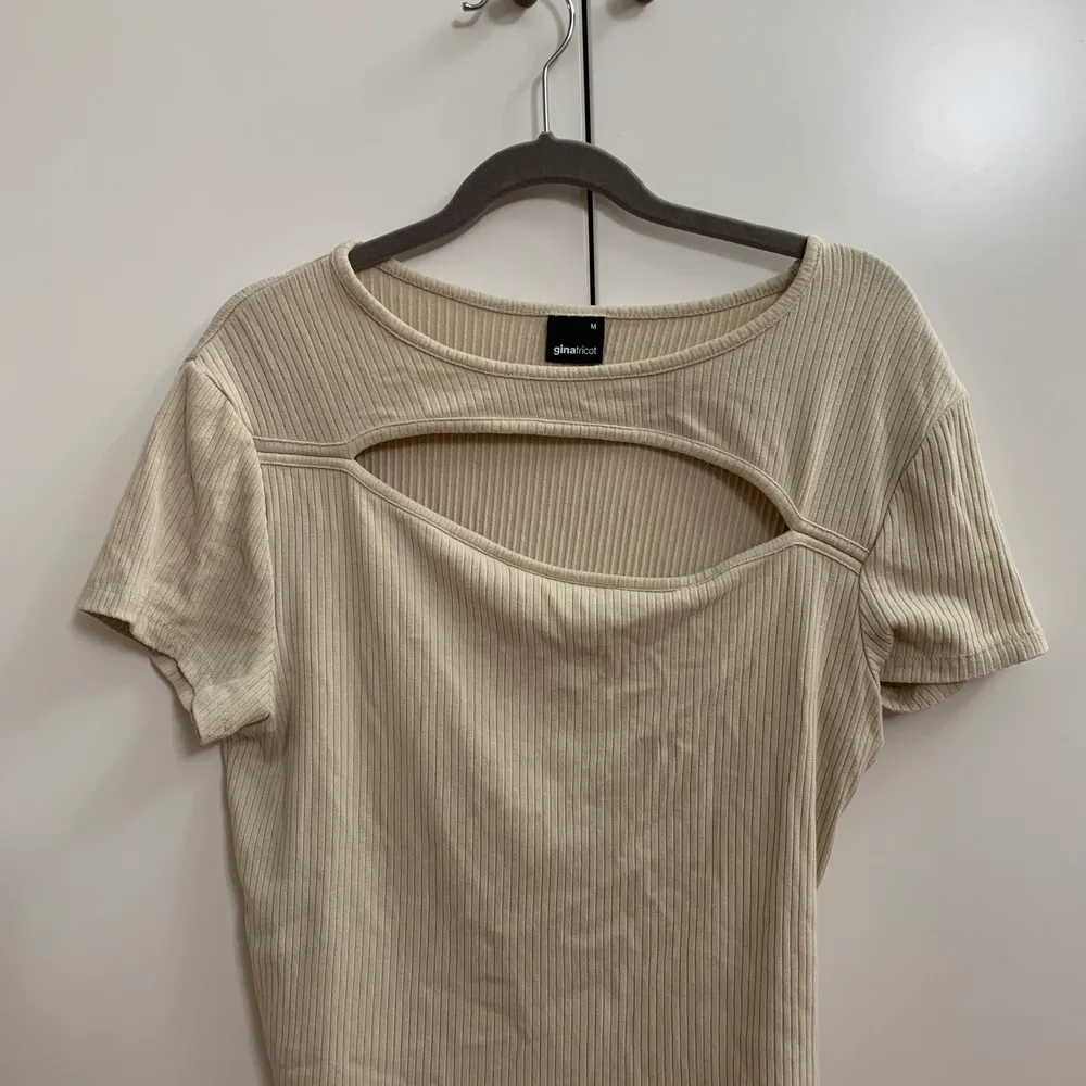 Beige t-shirt från Gina Tricot som inte används längre. Storlek M men den är stretchiga och passar M och uppåt. Inga defekter.. T-shirts.