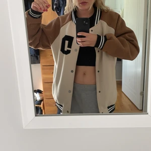 Jacka - Säljer denna varsity jackan, perfekt nu till hösten. Jackan är i storlek S men sitter som en M alltså lite oversized💕💕