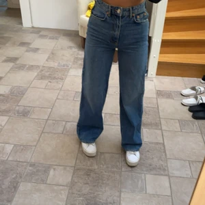 Gina tricot jeans strl 34 - Helt oanvända jeans från Gina tricot, jättebra skick. Ganska stora i storleken. Nypris 600 kr. Frakt tillkommer