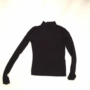 Polo tröja - Polotröja från gina tricot, kommer aldrig till användning eftersom jag har flera sånnahär redan. Väldigt fin och är lätt att matcha. Hoppas den får en ny ägare! Du står för frakten och vid intresse skriv privat! Kram