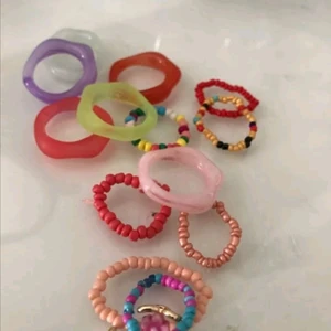 ringar kolla vad jag har skrivit!!  - en ring = 10 kr 2 ringar= 15 / 3 ringar= 22 /6 ringar=34 om mer skriv till mig<3