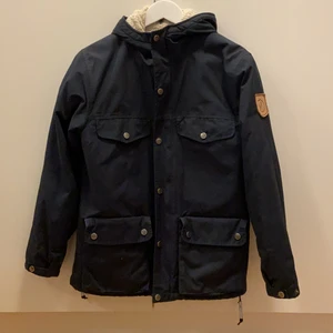 Fjällräven vinterjacka  - Säljer min fina fjällräven för att den inte kommer till användning längre. Färgen är mörkblå