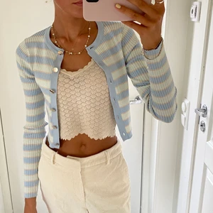 Kofta - Supersöt kofta från Zara! Helt oanvänd då jag har en liknande. Köparen står för frakten💕💕högsta bud 130kr + frakt! 