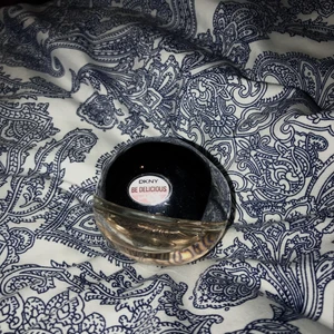 DKNY parfym - Säljer min DKNY parfym som är på 30 ml, har nästan inte använt den alls🤩luktar väldigt fräscht 🥰