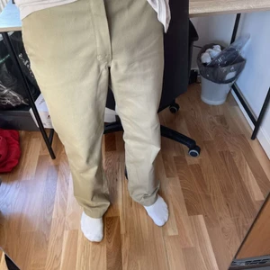Dickies chinos - Ett par snygga biega chinos! Modell: 874 orginal fit. Säljer pågrund av dålig användning!