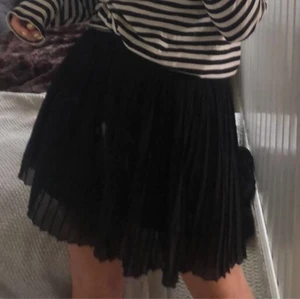 Kjol - Säljer denna kjol från NAKD, svart och söt. 