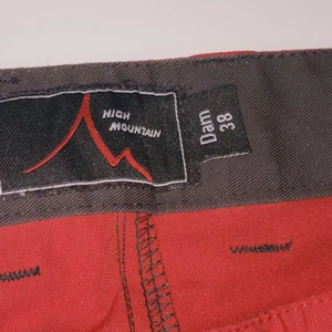 High mountain pans, storklek 36 dam - Dom har används typ 3-4 gånger, är storlek 36 dam. Dom sitter lite tajt i midjan men är riktigt bra att t.ex. vandra och är även väldigt sköna att ha i stallet. Dom är ganska korta ungefär 1.70 cm långa. 