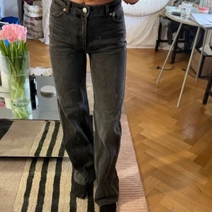 Midwaist jeans - Världens finaste jeans som tyvärr blivit för små för mig, jag köpte de här på plick men de kommer från början från monki. De är i jättefint skick även om jag har använt de en hel del. Om flera är intresserade blir det budgivning. Pris kan diskuteras💖 (bilderna är lånade)