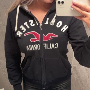 Zip hoddie - Zip hoddie men hollister tryck, storlek S, köpt begangnad men aldrig använt💓100kr+frakt