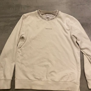 Calvin Klein Sweatshirt  - Den är i mycket bra skick då den är ny köpt men får ingen användning. Köpt på johnells för 900kr . Köpare står för frakten om frakt är nödvändigt. Kan gå ner i pris också.