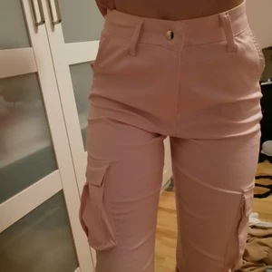 Cargo pants madlady rosa S - Ett par cargo pants ljusrosa från madlady i stl s i nyskick! 