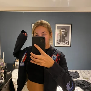 Höstjacka - Cool jacka perfekt för hösten, köpt vintage ( dock med prislapp kvar, har aldrig kommit till användning.) Storlek M, skulle säga S/XS. Frakt tillkommer!
