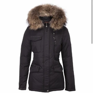 Hollies Livigno Jacka - Säljer min Hollies Livigno jacka då jag inte har någon användning för den! Finns defekt men det är inuti jackan och det syns knappt!💘 ENDAST SERIÖSA KÖPARE SKRIVER TACK