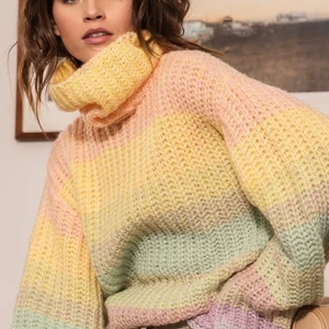 Stickad tröja  - Färgglad stickad tröja från NAKD. Supermysig och i fint skick då endast använd 1gång⭐Lite längre i modellen på mig som är 160cm. Storleken är: XXS-XS men oversized i modellen och passar därav även S och förmodligen M också- beror på önskad passform. Frakt: 66 kr spårbart