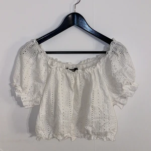 Off shoulder topp L - Säljer denna off shoulder topp från Bikbok för 50k + frakt. Gullig lite kortare topp som är lite genomskinlig🌸