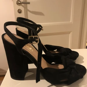 Svarta klackskor  - Säljer klackskor från PRIMARK i storlek 38. Använda endast en gång. 🌸