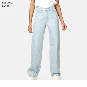 Jeans junkyard - Raka, långa jeans från junkyard. Färgen Miami Blue. Storlek 27. Endast använda ett par gånger. Skriv för fler bilder. 