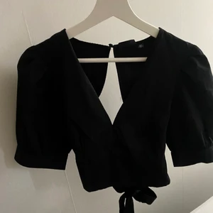 Svart topp - Så fin svart topp med öppen rygg köpt på Vero Moda. Helt ny med lappen kvar endast provad💞 säljs då den tyvärr aldrig kommer till användning. 