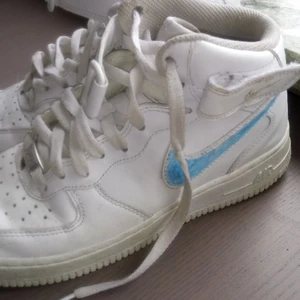 Höga Nike Airforce1 - Väl använda skor, därav det låga priset. Köpta i våras. 