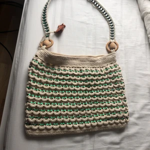 Väska -   Säljer  denna väskan eftersom den har inte kommit till användning jättefin väska säljer för 90kr kan gå ner i priset . Ni kan se på andra bilden också att det följer med den en liten medalj.☺️☺️☺️☺️☺️💕💕