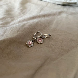 Handgjorda örhängen  - 🌸@bladhsmycken på Instagram 