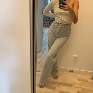 Supersnygga jeans - Säljer nu mina fantastiska jeans pga lite för stora för mig! Dem är sjukt mjuka i materialet och man får en väldigt snygg figur i dem! 💕de är från Zara storlek 34 men skulle säga att dem är mer en 36! Köparen står för frakten 💕