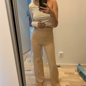 Byxor - Sköna byxor från Nelly! Väldigt highwaisted! 💕köparen står för frakten💕