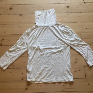 Vit polo från Zara - Vit polo med halvlånga armar från Zara. Är i storlek L men passar mig som har S.