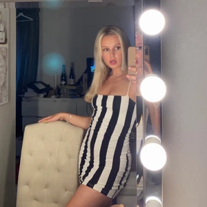 Svart vit klänning  - Säljer min super snygga svartvita klänning från ginatricot i storlek XS 🤍 säljer pågrund av att den inte kommer till använing längre 🖤