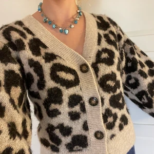 &OtherStories Cheetah printed kofta  - Cheetah mönster kofta. Perfekt till höst eller svala sommar kvällar. Super snyggt lagrat med en turtle neck. Jätte bra skick. Original pris 800