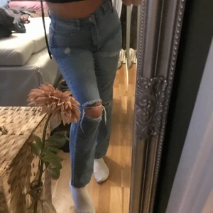 Missguided jeans  - Endast testade missguided jeans med lapp kvar. Raka högmidjade jeans med hål i. Suuuuperfina