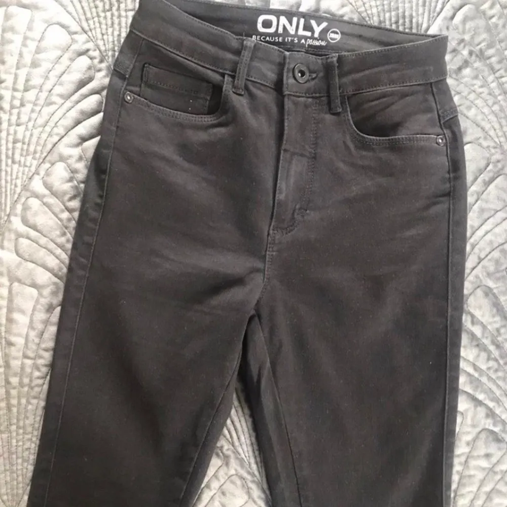 Helt nya! Köper alltid dessa snygga jeans men i ”regular”. Råkade beställa dessa som är high rise och de blir tyvärr för tighta för mig. . Jeans & Byxor.