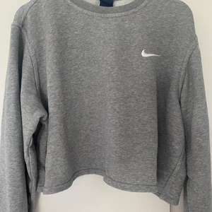 Grå Nike sweatshirt  - Jättefin grå nikesweatshirt. Köpte den här på plick för ett tag sen men har tyvär inte fått npn direkt användning för den. Stl L men den är lite kroppad i modellen så på mig som vanligtvis är S så sitter den som en vanlig tröja. 180+ frakt🤍 skriv för mer bilder