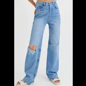 Säljer dess super super fina jeans från PULL&BEAR. De är slutsålda. De är långa i benen. Storlek 32 men passar 34 oxå. Säljer för 230 + 66 kr frakt.❤️❤️❤️❤️