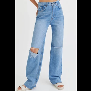 PULL&BEAR jeans - Säljer dess super super fina jeans från PULL&BEAR. De är slutsålda. De är långa i benen. Storlek 32 men passar 34 oxå. Säljer för 230 + 66 kr frakt.❤️❤️❤️❤️