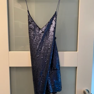 Glittrig Klänning - Jättekool mini klänning som är perfekt till fest eller halloween till exempel ❤️ Nästan aldrig använd. Köparen står för frakt som är inte inkluderat i prisen✨