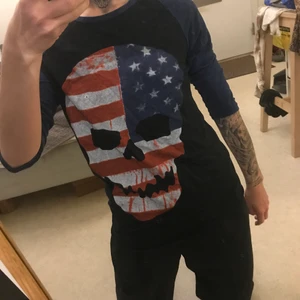 Dödskalle tröja - En från tunn tröja från saints & mortals med dödskalle mitt på tröjan.