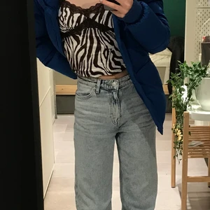 Zebra top - Söt zebra top som jag bara använt en gång! Linnet är i storlek xs och säljer för 60kr:)