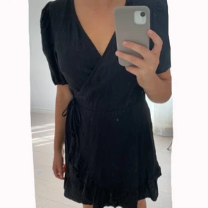 Klänning - Super fin klänning som passar till alla tillfällen, klänningen är nästan helt oanvänd❤️ nypris 695kr