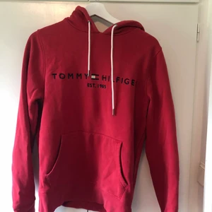 Tommy hilfiger hoodie - Hoodie i fint skick! Ganska liten i storleken så passar bäst på någon som har Xs :)