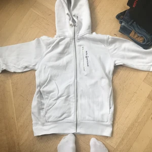 Vit luvtröja med dragkedja, sailracing - Snygg och bekväm vit luvtröja med dragkedja från sailracing