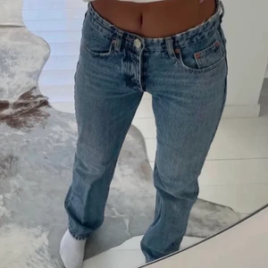 Mid Rise Full Length - Mid Rise jeans från zara i storlek 38 sitter mer som 36. Långa i benen. Helt nya med prislappen kvar och slutsålda i butik. Buda i kommentarerna ! Köp direkt för 600kr inklusive frakt.